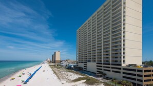 Ein Strandhotel mit Pool, Zugang zum Strand und Blick aufs Meer.