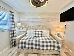 3 habitaciones, tabla de planchar con plancha, wifi y ropa de cama 