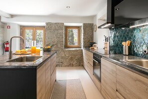 Fridge, microwave, oven, stovetop - Casa do Vale - Nature Retreat with Private Pool (Óbidos)