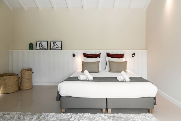 A bedroom with a large bed, white headboard, and two bedside tables. - Casa do Vale - Nature Retreat with Private Pool (Óbidos)