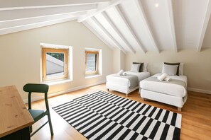 4 habitaciones, tabla de planchar con plancha, cuna de viaje y internet