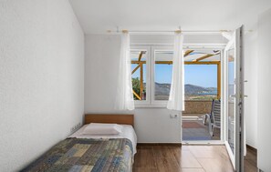 2 bedrooms, iron/ironing board, travel cot, free WiFi