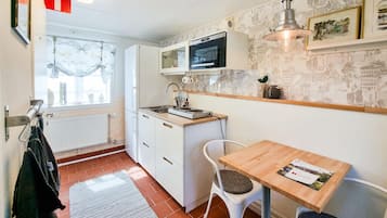 Fridge, stovetop, coffee/tea maker