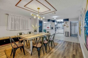 Dining - Tiki Bar Pool 4BRs Casa Delight  Pasadena (Pasadena)