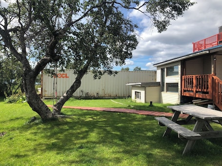 BBQ/picnic Area. Bear Paw Inn