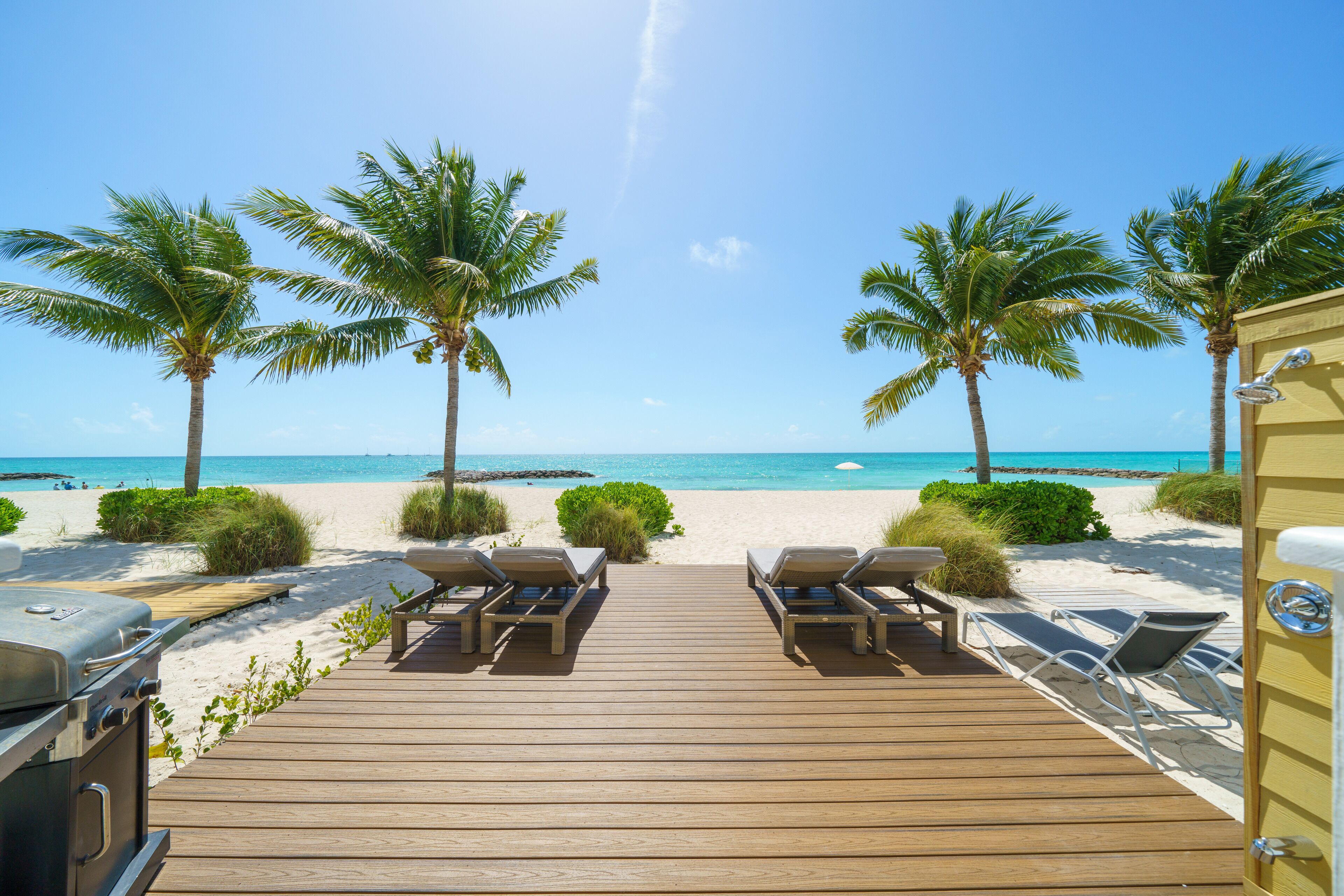 Rannalla, aurinkotuoleja, rantapyyhkeitä