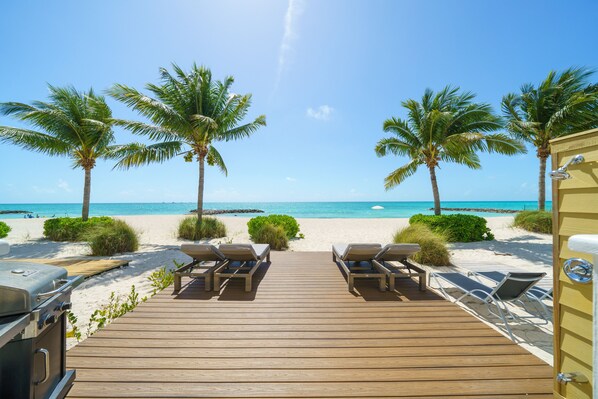 Plage, chaises longues, serviettes de plage