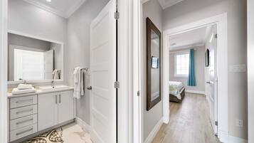 4 bedrooms, desk, iron/ironing board, travel cot