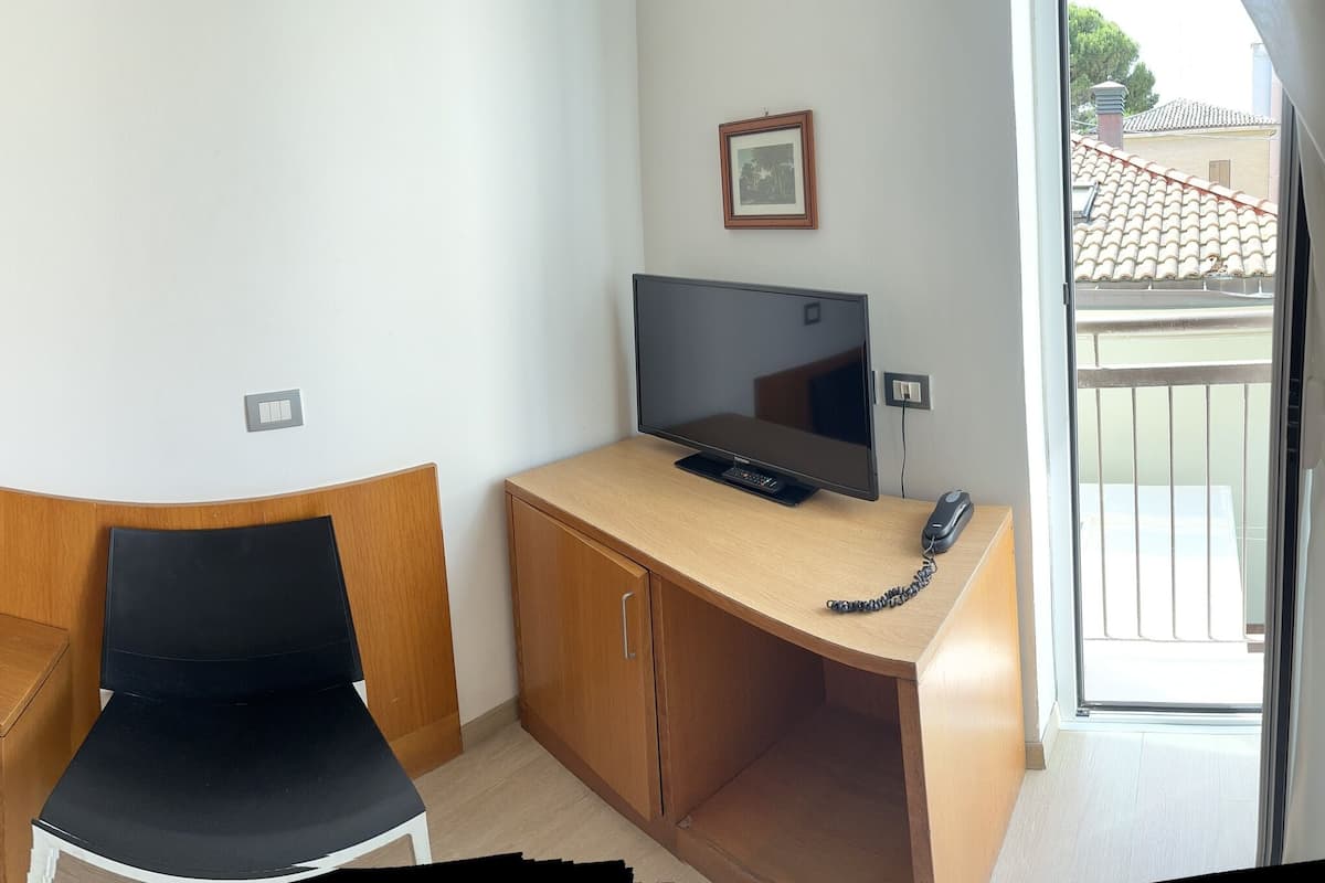 Eenvoudige eenpersoonskamer | Luxe beddengoed, donzen dekbedden, een kluis op de kamer, een bureau