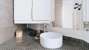 Bathroom - Charming & Central 1BD Apartment Near Montmartre (Paris)