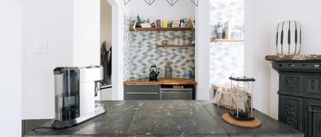 Mikrowelle, Wasserkocher mit Kaffee-/Teezubehör