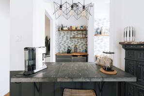 Mikrobølgeovn, kaffe-/temaskine, køkkentøj/tallerkener/redskaber