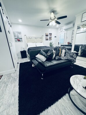 1 bedroom, in-room safe, desk, free WiFi - Cozy Guest Suite Studio with Private Entrance. Minutes away from hospitals (Lehigh Acres)