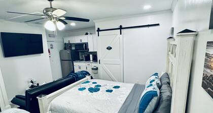 Cozy Guest Suite Studio with Private Entrance. Minutes away from hospitals