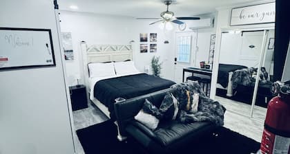 Cozy Guest Suite Studio with Private Entrance. Minutes away from hospitals
