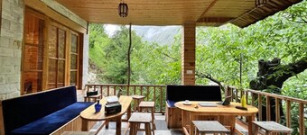 Hipostel Tirthan - King Room with Mountain View