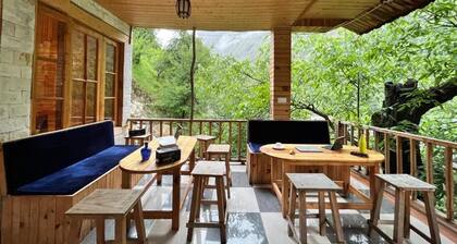 Hipostel Tirthan - King Room with Mountain View