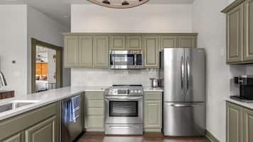 Apartment | Private kitchen | Full-sized fridge, microwave, oven, stovetop