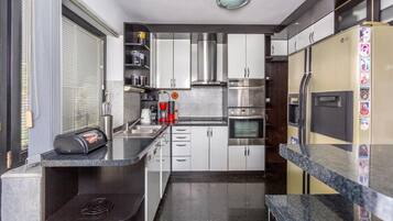 Kylskåp, ugn, spishäll och diskmaskin