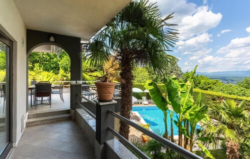 Lovely home in Bregi with WiFi