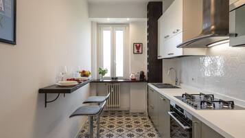 Een koelkast, een magnetron, een oven, een kookplaat