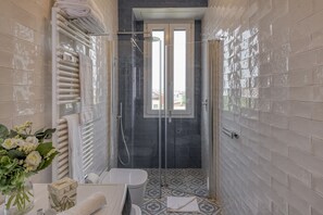 تجهيزات دش، مجففات شعر، مراحيض شطف، مناشف