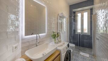 Een douche, een haardroger, een bidet, handdoeken