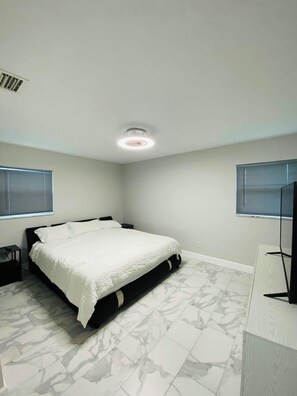 3 Schlafzimmer, Schreibtisch, Bügeleisen/Bügelbrett, WLAN