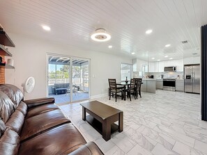Living area - Blue Water-Front House in Tampa (Tampa)