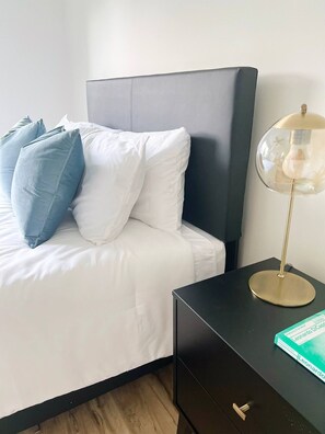 2 habitaciones, tabla de planchar con plancha y cuna de viaje 