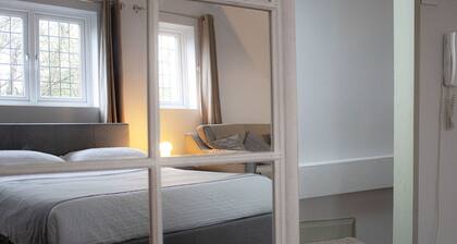 Big Loft in the Heart of Cheam Village (35 min from London City)