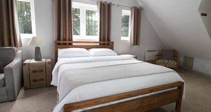 Big Loft in the Heart of Cheam Village (35 min from London City)