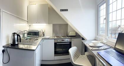 Big Loft in the Heart of Cheam Village (35 min from London City)