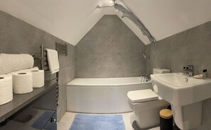Séchoir à cheveux, serviettes fournies, savon, papier de toilette