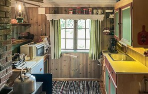 Fridge, oven, stovetop, coffee/tea maker