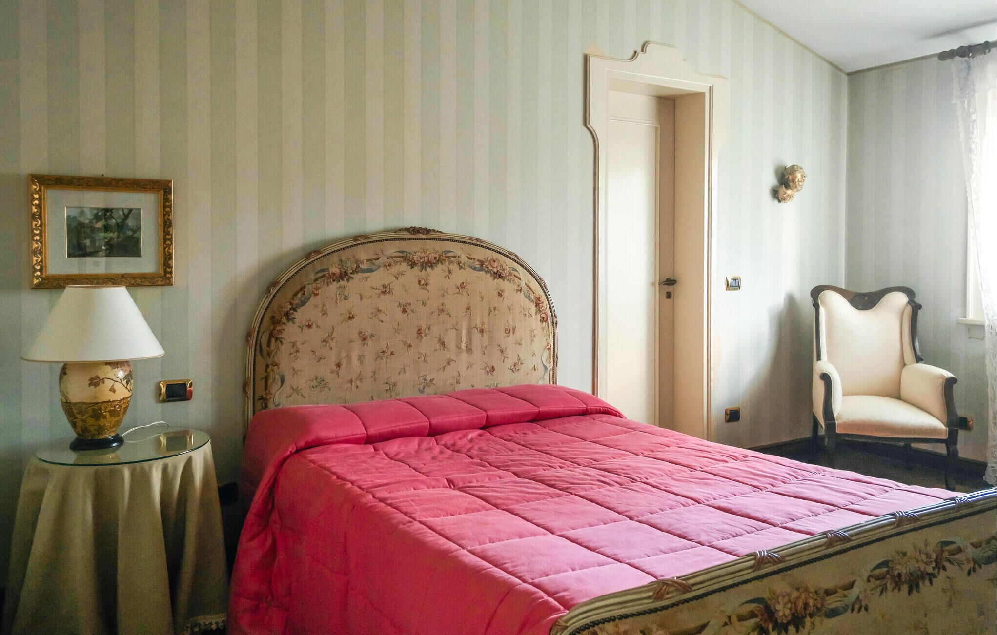 7 makuuhuonetta, vauvan matkasänky, ilmainen Wi-Fi, vuodevaatteet