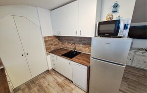 Refrigerador, microondas, placa de cocina, lavavajillas