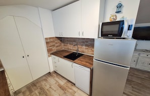 Frigorifero, piano cottura, lavastoviglie, macchina per tè/caffè