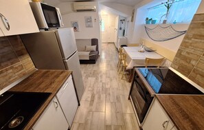 Réfrigérateur, micro-ondes, plaque de cuisson, lave-vaisselle