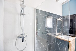 Ducha, artículos de tocador gratuitos, secador de pelo, toallas