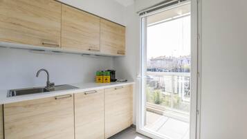 Een koelkast, een microgolfoven, een oven, een kookplaat