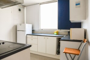 Een koelkast, een microgolfoven, een kookplaat, een vaatwasser