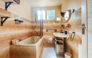 Bathtub - 2 bedroom pet friendly home in Touffreville (Touffreville)