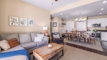 Smart-tv, eldstad och böcker