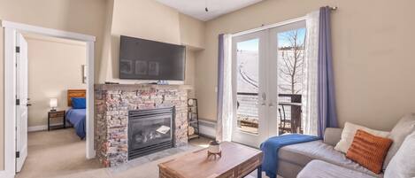 TV connectée, cheminée, livres