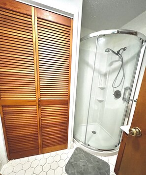 Shower, jetted bath, hair dryer, towels - NO STAIRS! PRIVATE POOL! Pets Welcome. Fenced area. Big yard. 1block to beach. (Saint George Island)