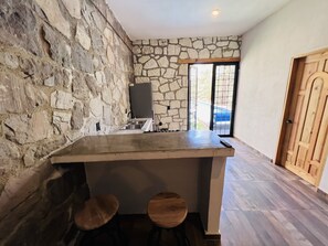 小型冷蔵庫、電子レンジ、調理器具と食器