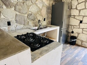 Frigorífic petit, microones i utensilis de cuina, vaixella i coberteria