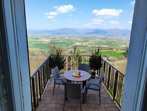 Outdoor dining - Artists' House - Historic home with panoramic terrace. (Citerna)