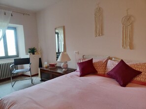3 bedrooms, travel cot, WiFi, bed sheets